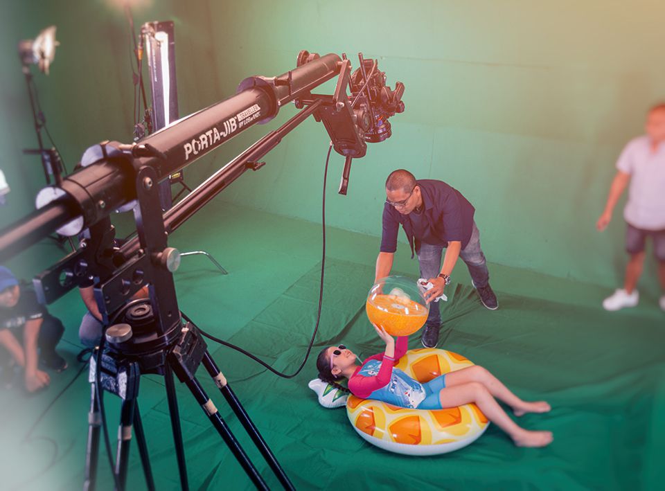 Picture of girl in greenscreen during filming